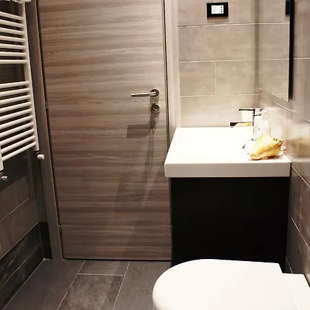 Bb Tube Oda ve Kahvaltı Cenova