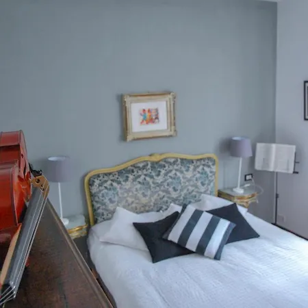 Bb Tube Bed & Breakfast Genoa